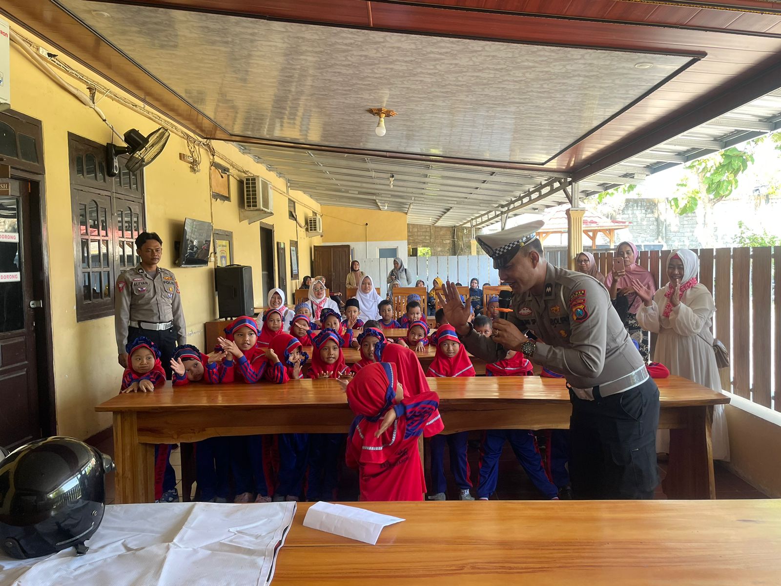RA Manbaul Hidayah Sambirejo Kunjung Edukasi ke Polsek Warujayeng