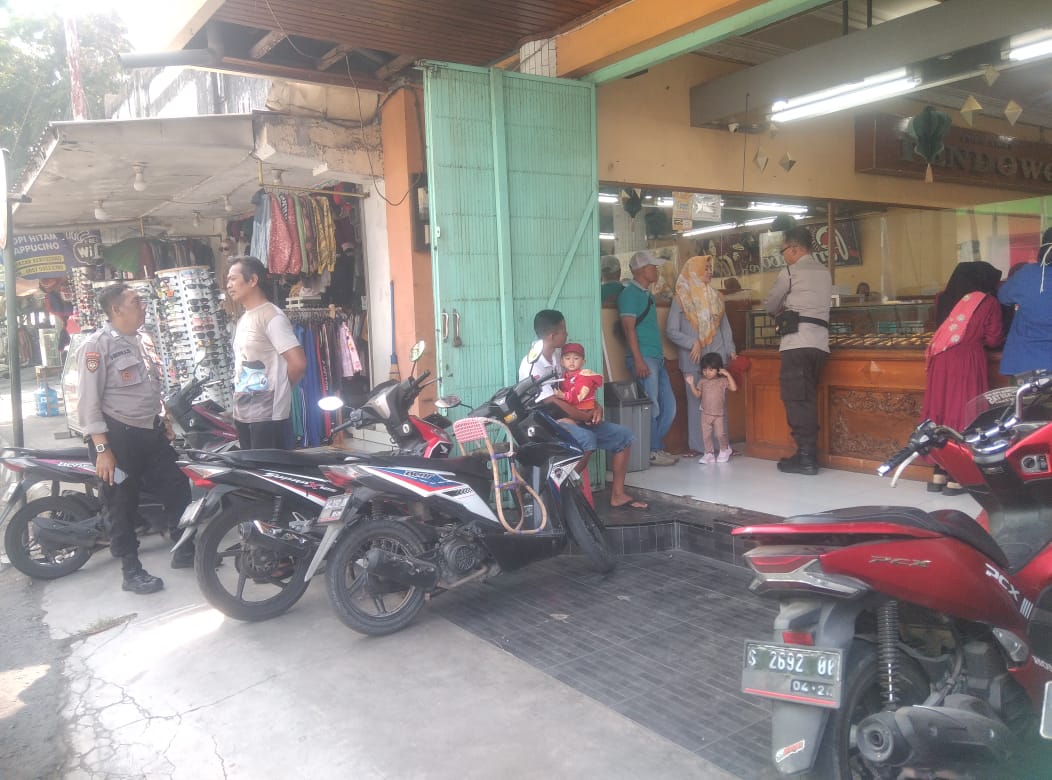 Patroli Samapta Polsek Kertosono Berikan Himbauan Kamtibmas Saat Patroli Toko Emas