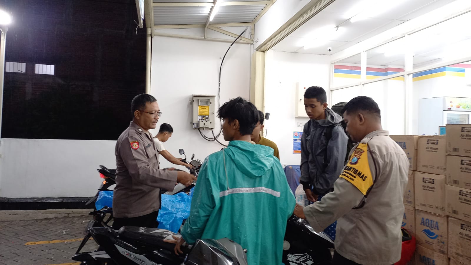 Patroli Dialogis Polsek Jatikalen di Jalan Raya Jatikalen Indomaret Desa Jatikalen