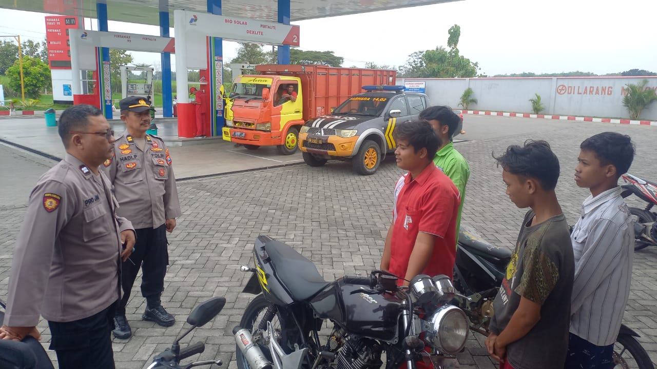 Polsek Jatikalen Patroli dialogis berikan himbauan kamtibmas kepada Warga dan petugas SPBU cegah tindak kriminalitas