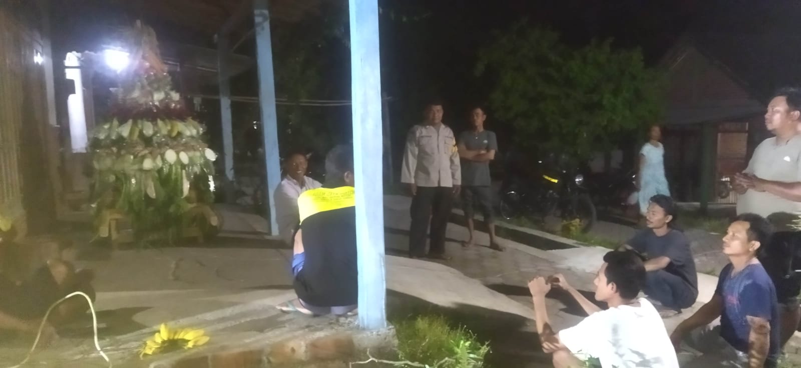 Bhabinkamtibmas Desa Perning Polsek Jatikalen Sambang Warga Binaan Malam hari, Ajak Warga Jaga Kamtibmas
