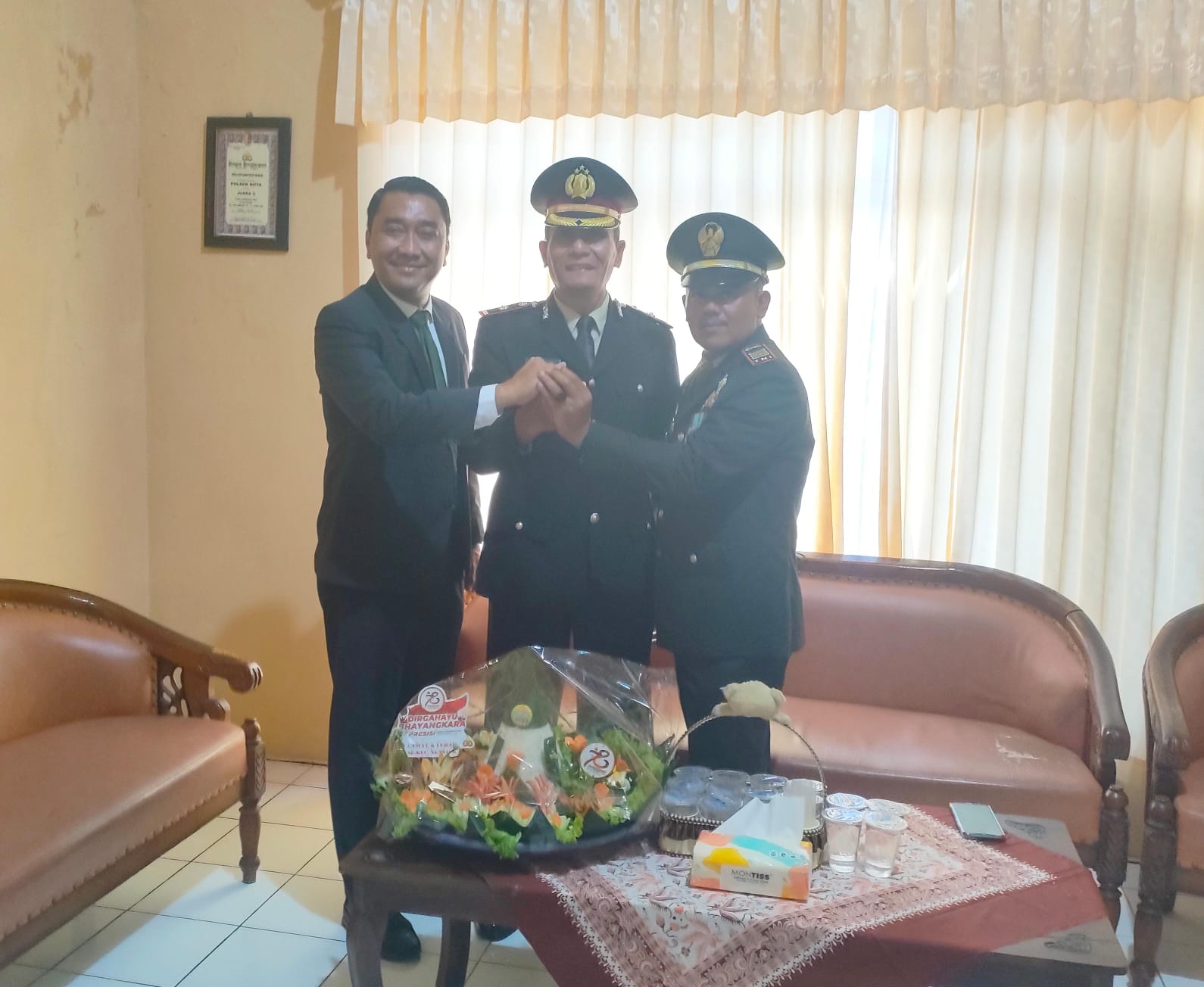 Kapolsek Nganjuk Kota Menerima Surprise Tumpeng dan Ucapan Hari Bhayangkara Ke-78 Dari Camat dan Danramil