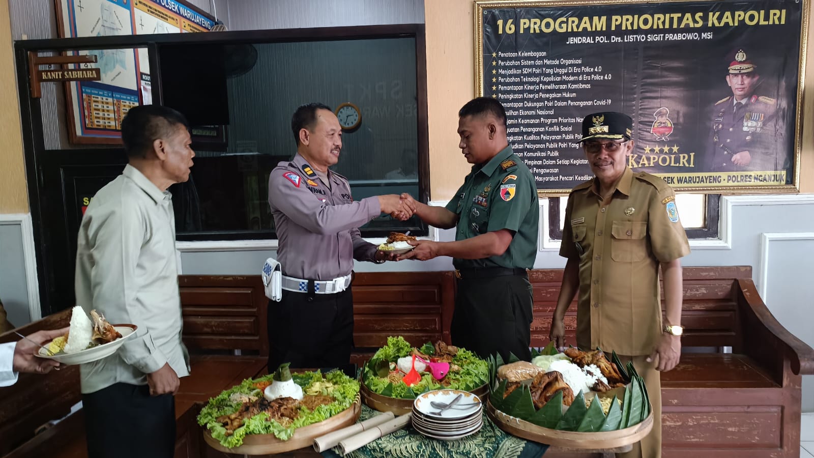 Hari Bhayangkara Ke-78, Forkopimcam Tanjunganom Berikan Tumpeng ke Polsek Warujayeng
