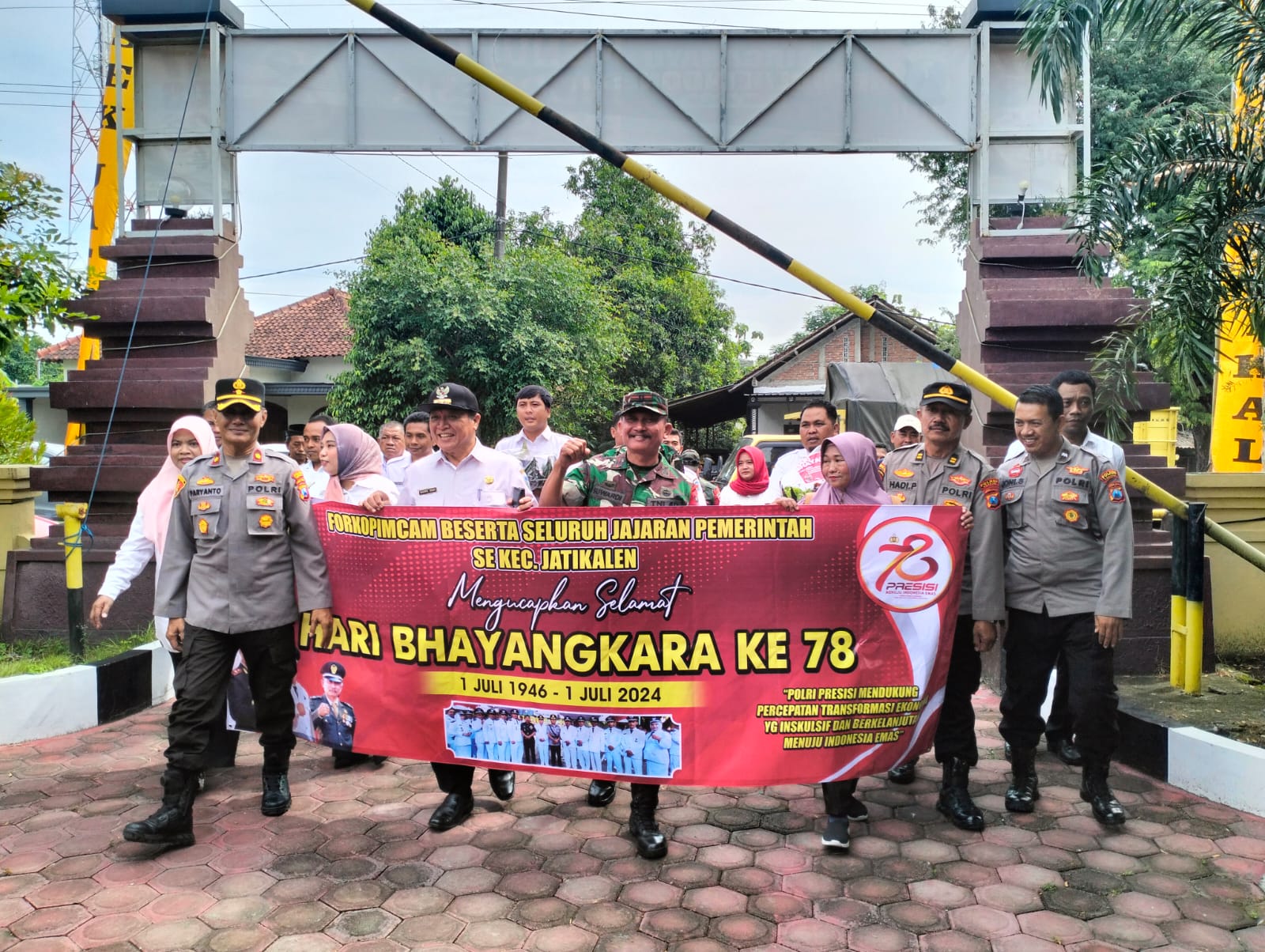Forkopimcam Jatikalen Gruduk Polsek Jatikalen Beri Ucapkan Selamat Hari Bhayangkara ke-78 kepada Polsek Jatikalen