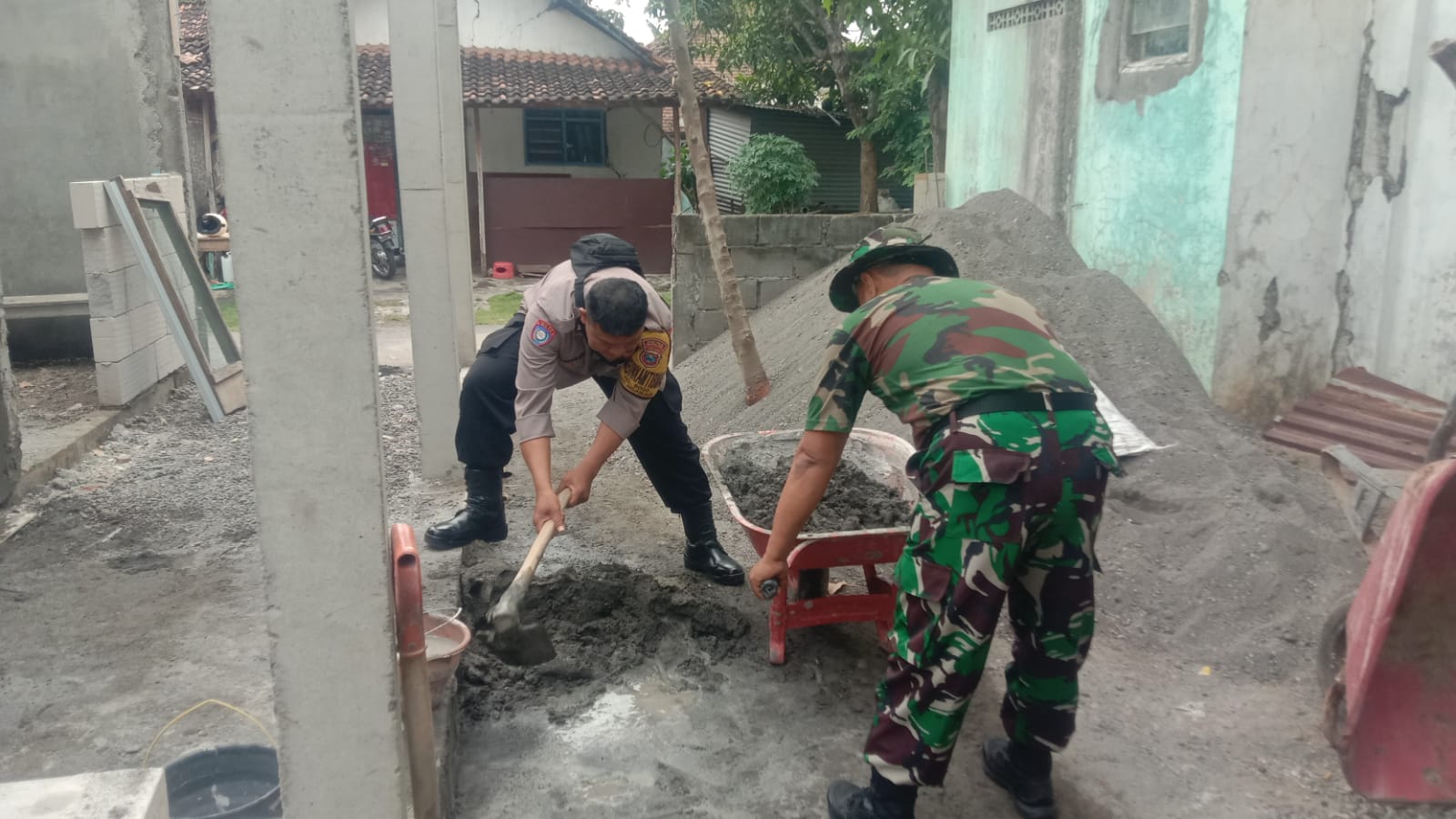 Bhabinkamtibmas dan Babinsa Nganjuk Kota Gotong Royong Bedah Rumah Warga Binaan