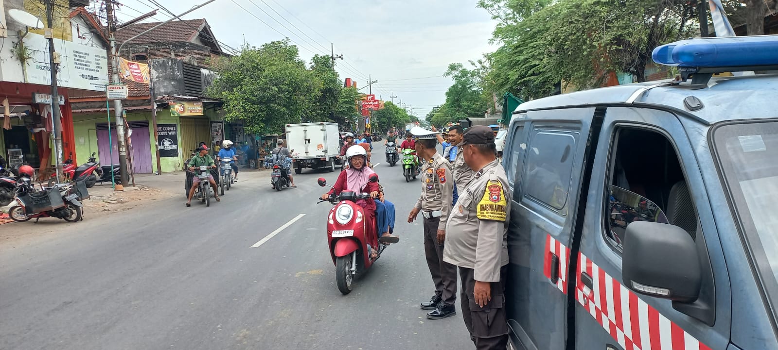 Polsek Warujayeng Lakukan Patroli dan Pemantauan di Jalur Pasar Warujayeng