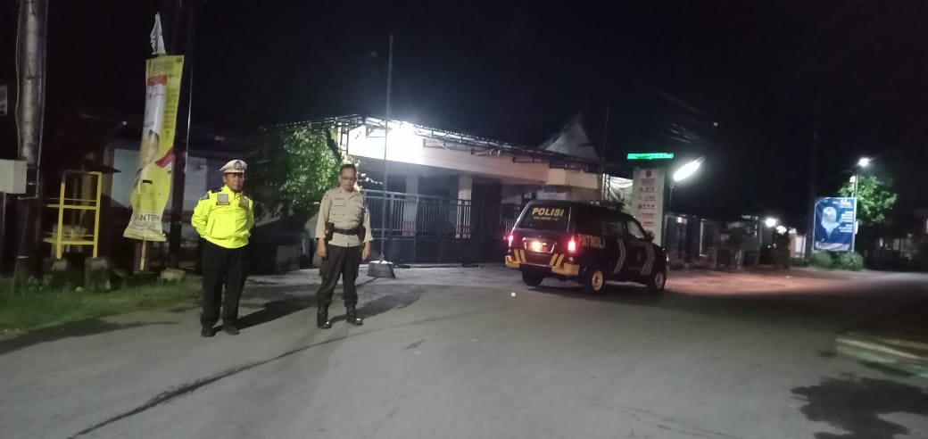 Patroli Pemukiman Cegah Tindak Kejahatan Saat Dini Hari