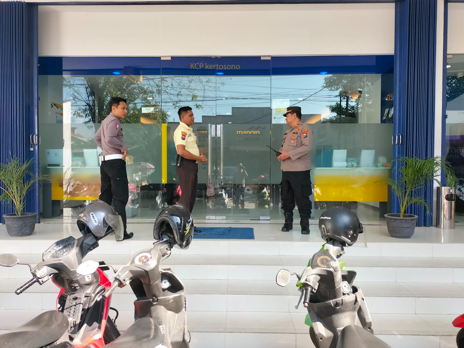 Kanit Samapta Polsek Kertosono Berikan Himbauan Kamtibmas saat Patroli Perbankan