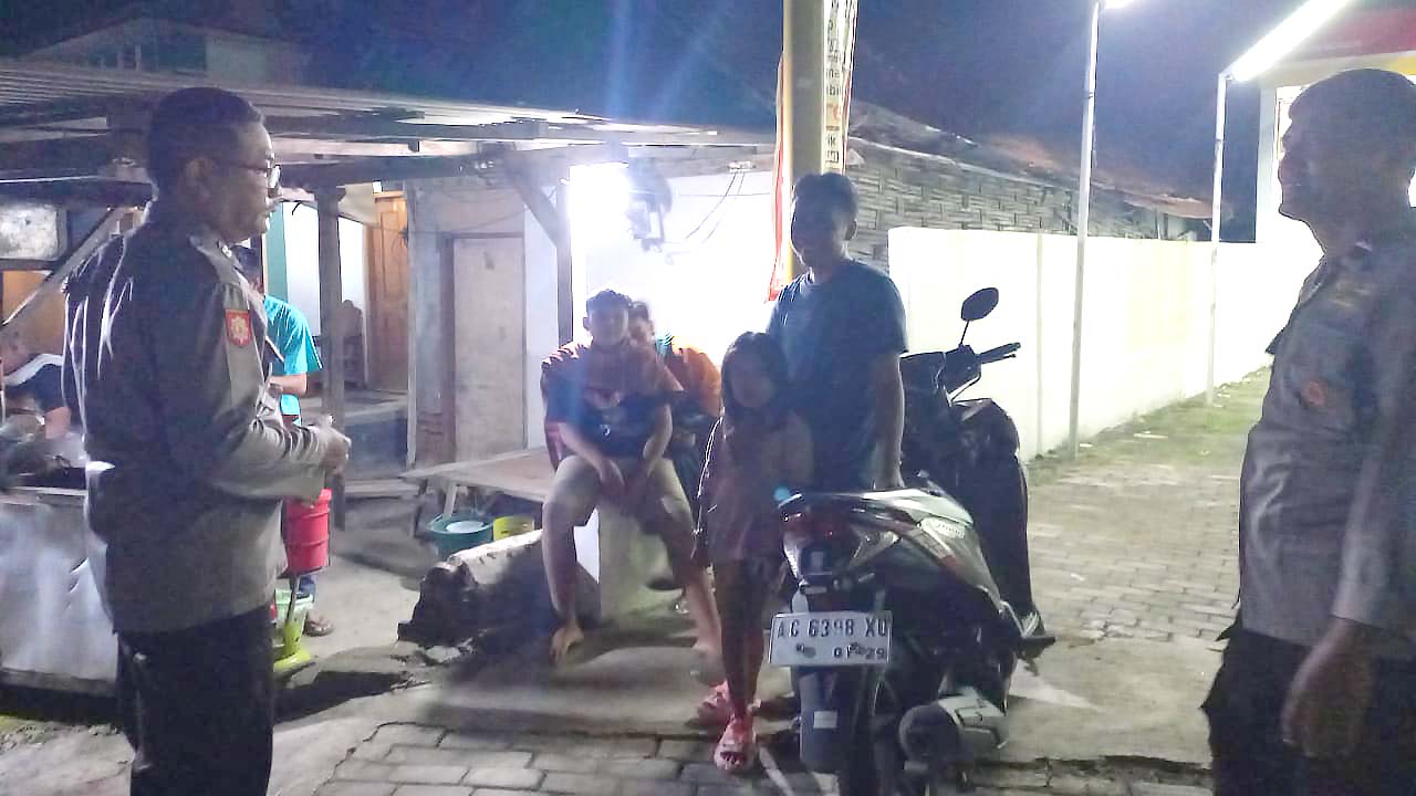 Patroli Dialogis Malam Hari, Polsek Jatikalen Ajak Warga Jaga Kamtibmas Dilikungan Masing-masing