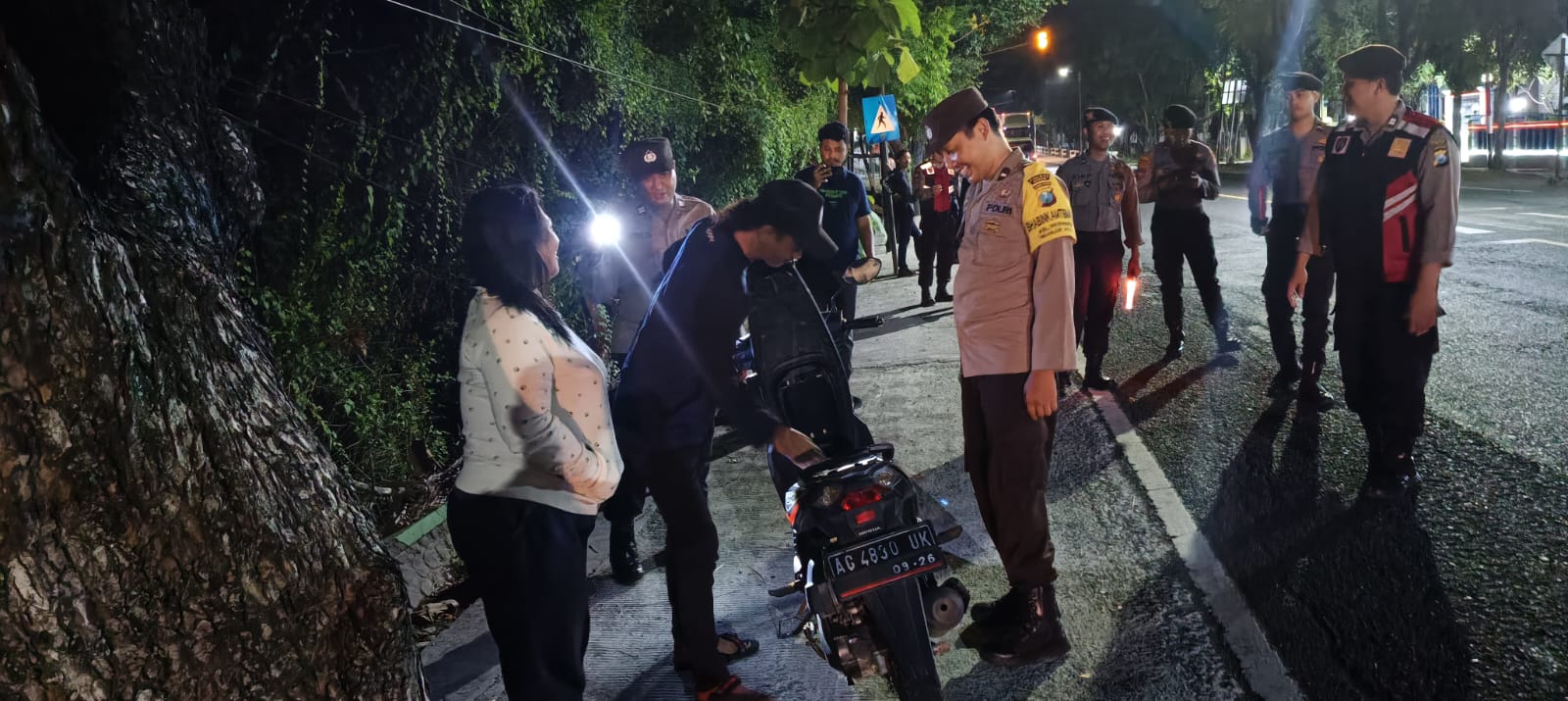 Anggota Gabungan Polres Nganjuk dan Polsek Nganjuk Kota Gelar Penyekatan dan Razia Antisipasi Gangguan Kamtibmas Malam 1 Suro
