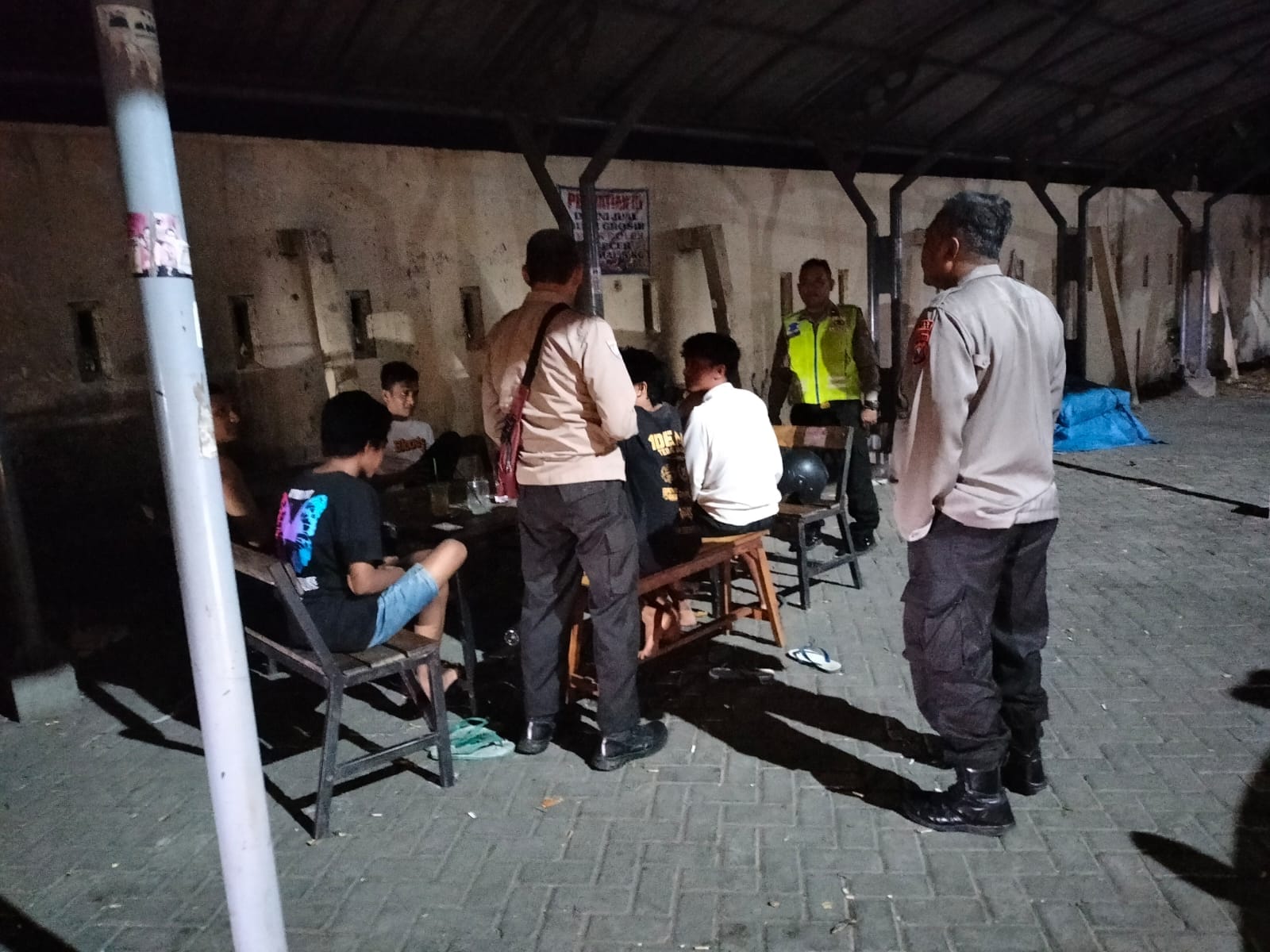 Patroli Polsek Nganjuk Kota Berikan Himbauan Kepada Para Pemuda yang Nongkrong