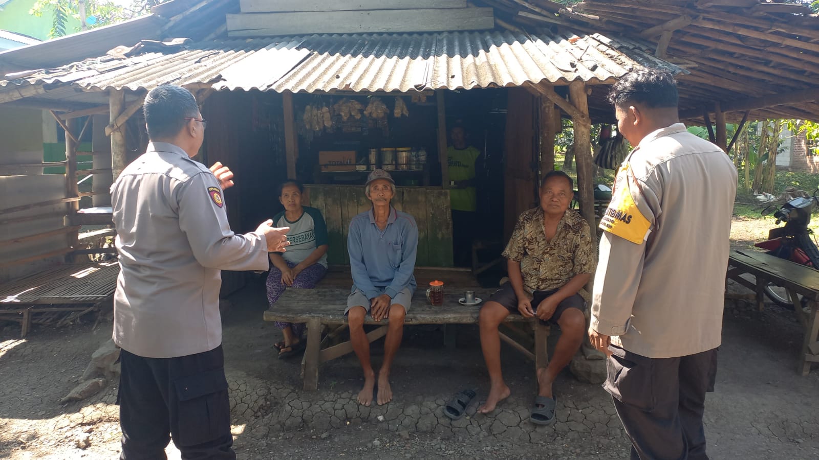 Patroli Siang Hari Anggota Polsek Jatikalen Dialogis Kamtibmas Dengan Warga Masyarakat Dusun Songsong Desa Jatikalen