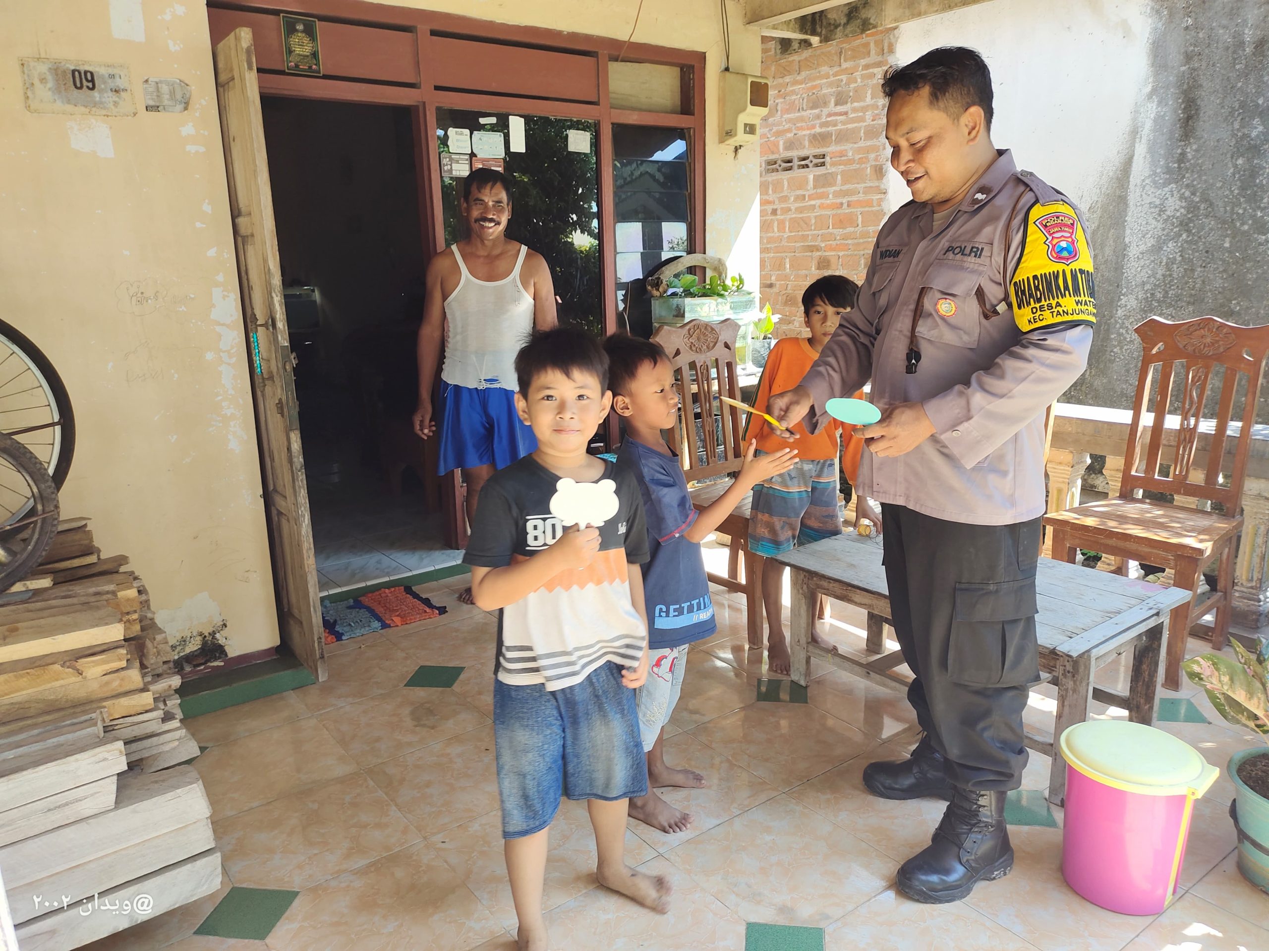Bhabinkamtibmas Wates Ajak Anak-Anak di Desa Binaannya Hindari Perundungan