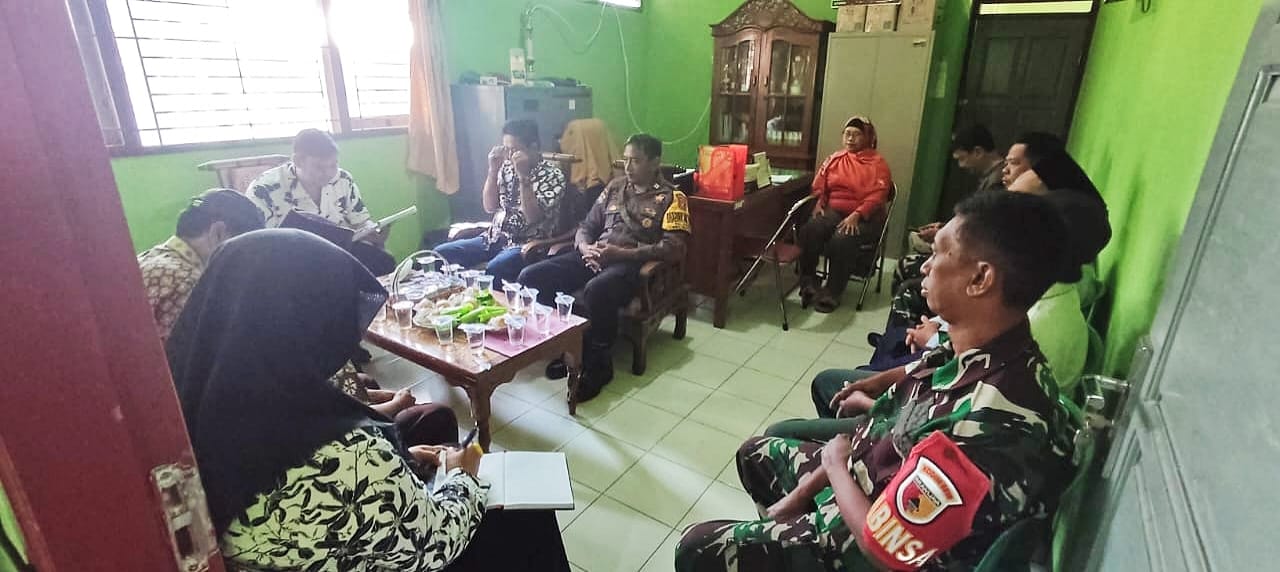 Bhabinkamtibmas Polsek Nganjuk Kota Hadiri Rapat Koordinasi Kamtibmas Bersama 3 Pilar