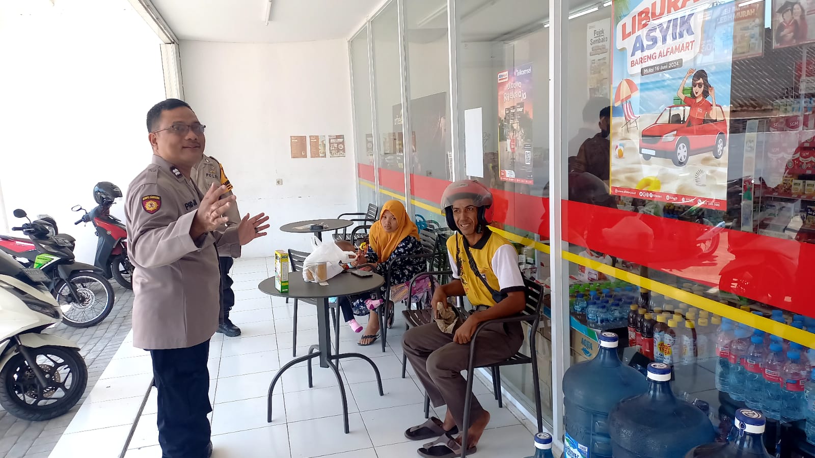 Patroli dialogis kepada Pengunjung Alwi Mart di Desa Ngasem antisipasi gangguan kamtibmas