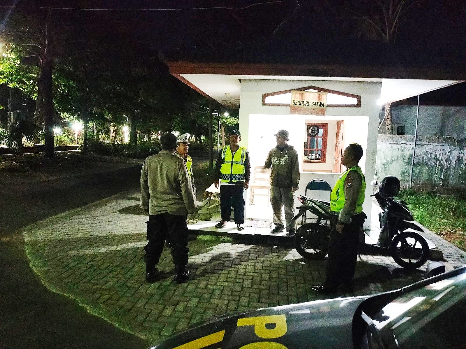 Patroli Malam dan Dialogis Polsek Nganjuk Kota di Pemukiman Penduduk Upaya Cegah Gangguan Kamtibmas