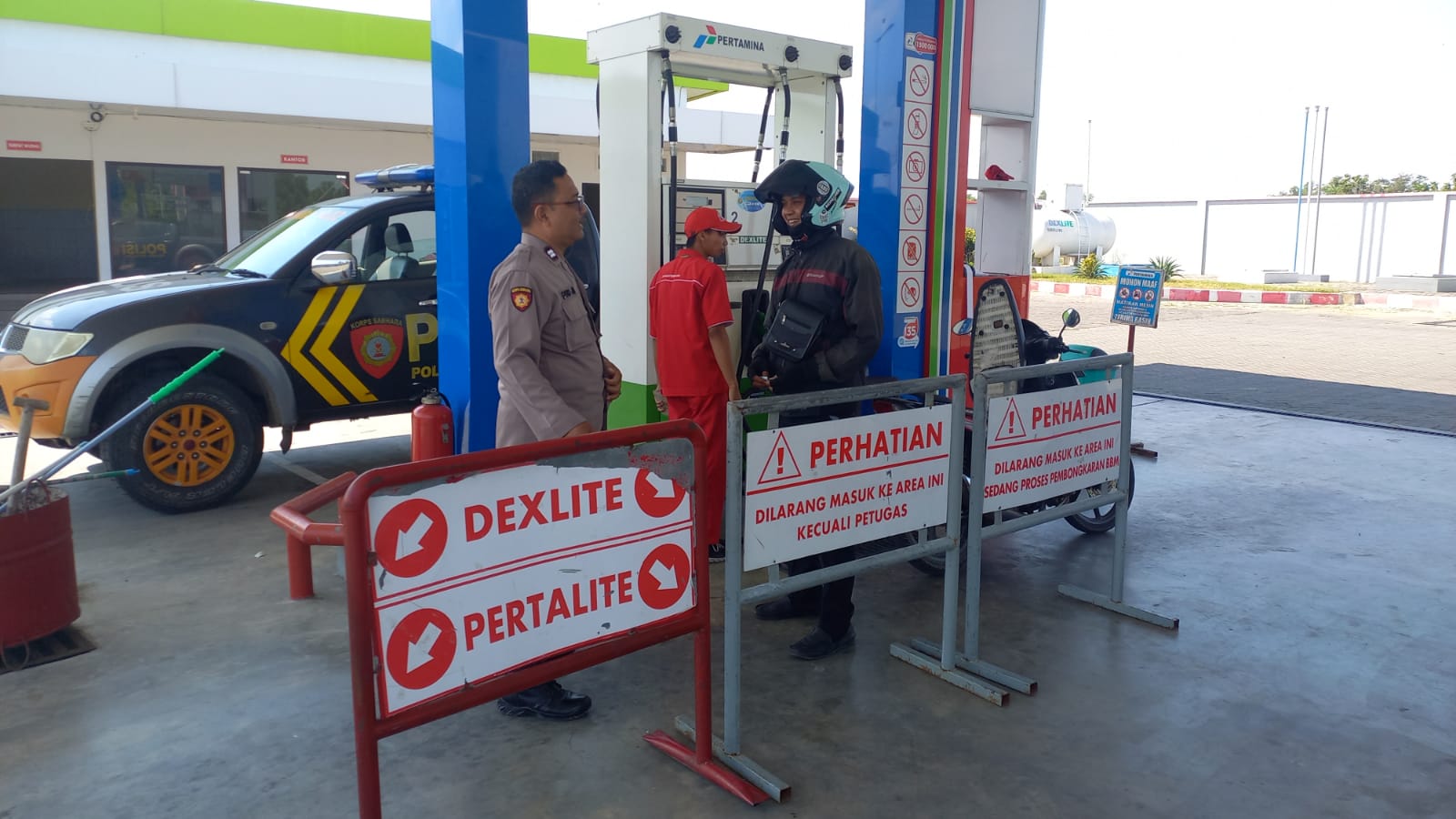 Polsek Jatikalen Patroli dialogis berikan himbauan kamtibmas kepada petugas SPBU cegah tindak kriminalitas
