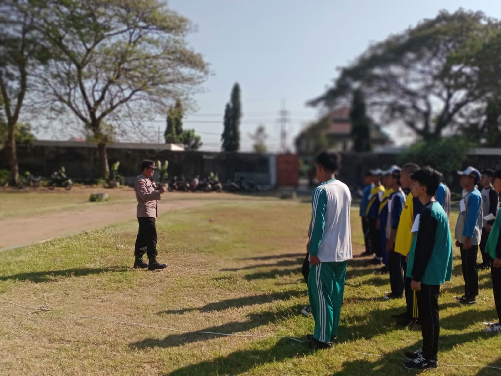 Bhabinkamtibmas Desa Tembarak Berikan Pelatihan Baris-Berbaris kepada Siswa SMK Taruna Bakti Kertosono