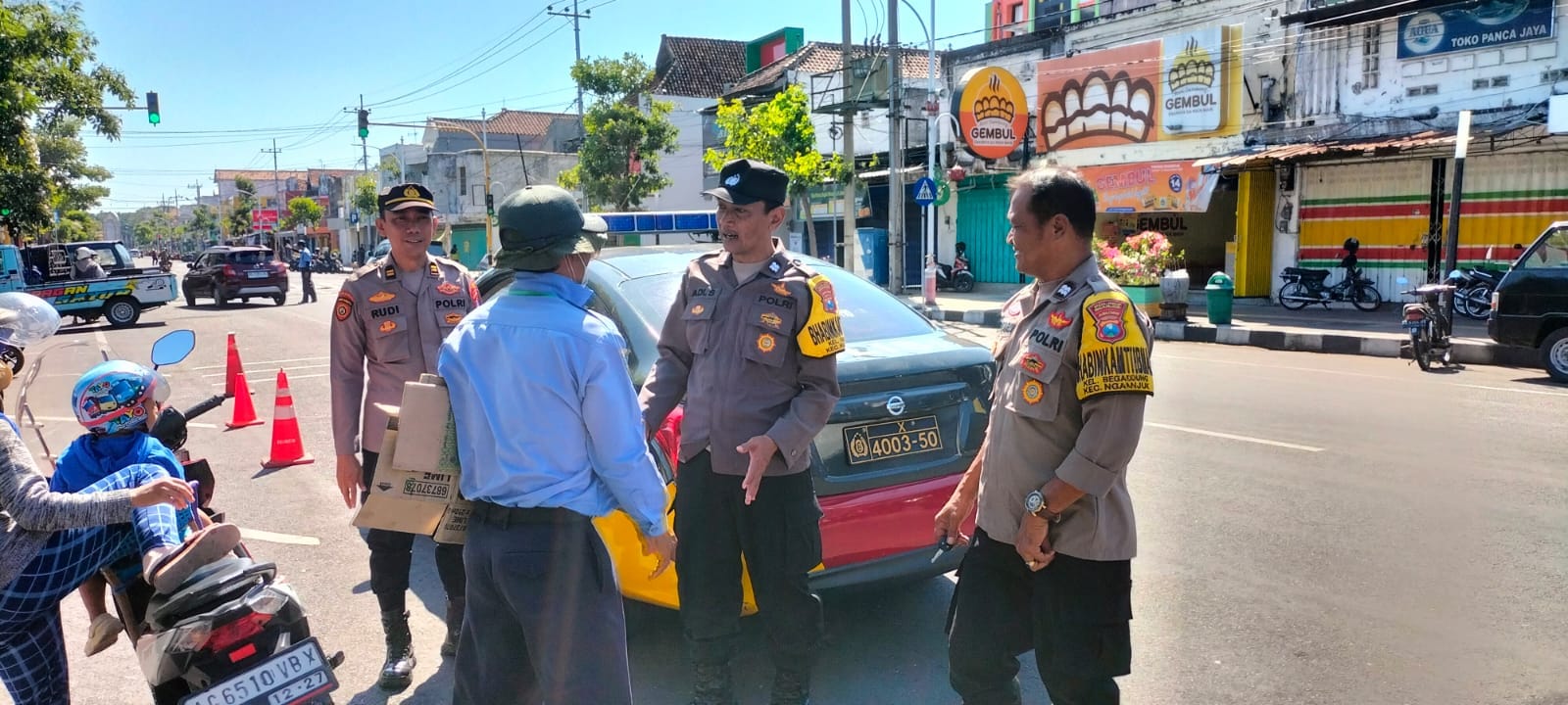 Patroli Polsek Nganjuk Kota Berikan Imbauan Kepada Juru Parkir untuk Tingkatkan Keamanan dan Ketertiban