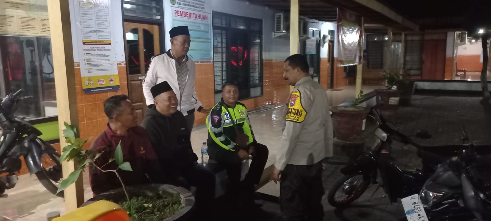 Pelihara Kamtibmas, Polsek Warujayeng Gelar Patroli Dialogis Malam Hari