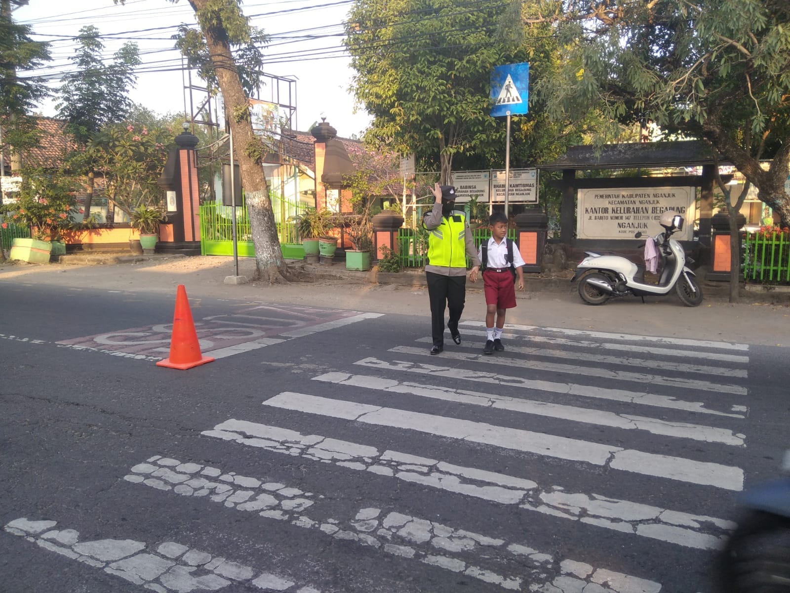 Penampilan Pagi Anggota Polsek Nganjuk Kota Lakukan Penyebrangan dan Pantau Lalin