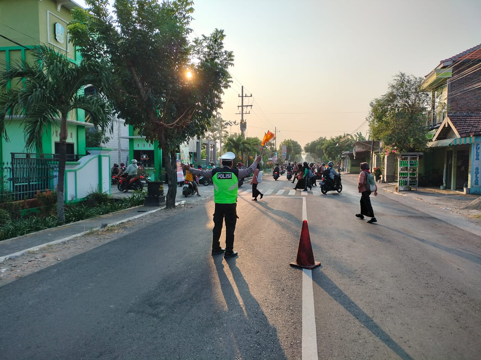 Pagi Hari, Personel Polsek Warujayeng Lakukan Pengaturan di Jalan