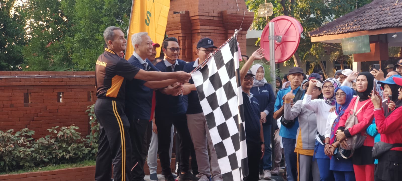 Kapolsek Hadiri Pemberangkatan Jalan Sehat dalam Rangka Hari Koperasi Ke-77 Kabupaten Nganjuk