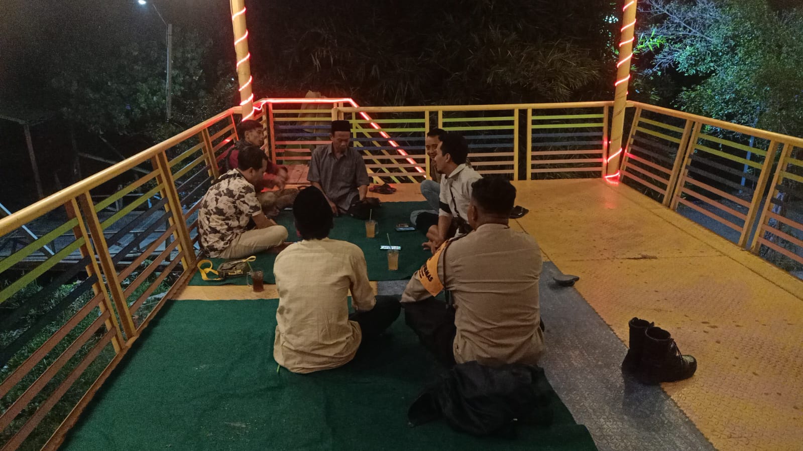 Laksanakan Sambang Dialogis Dengan Warga, Bhabinkamtibmas Desa Perning Sampaikan Pesan-Pesan Kamtibmas