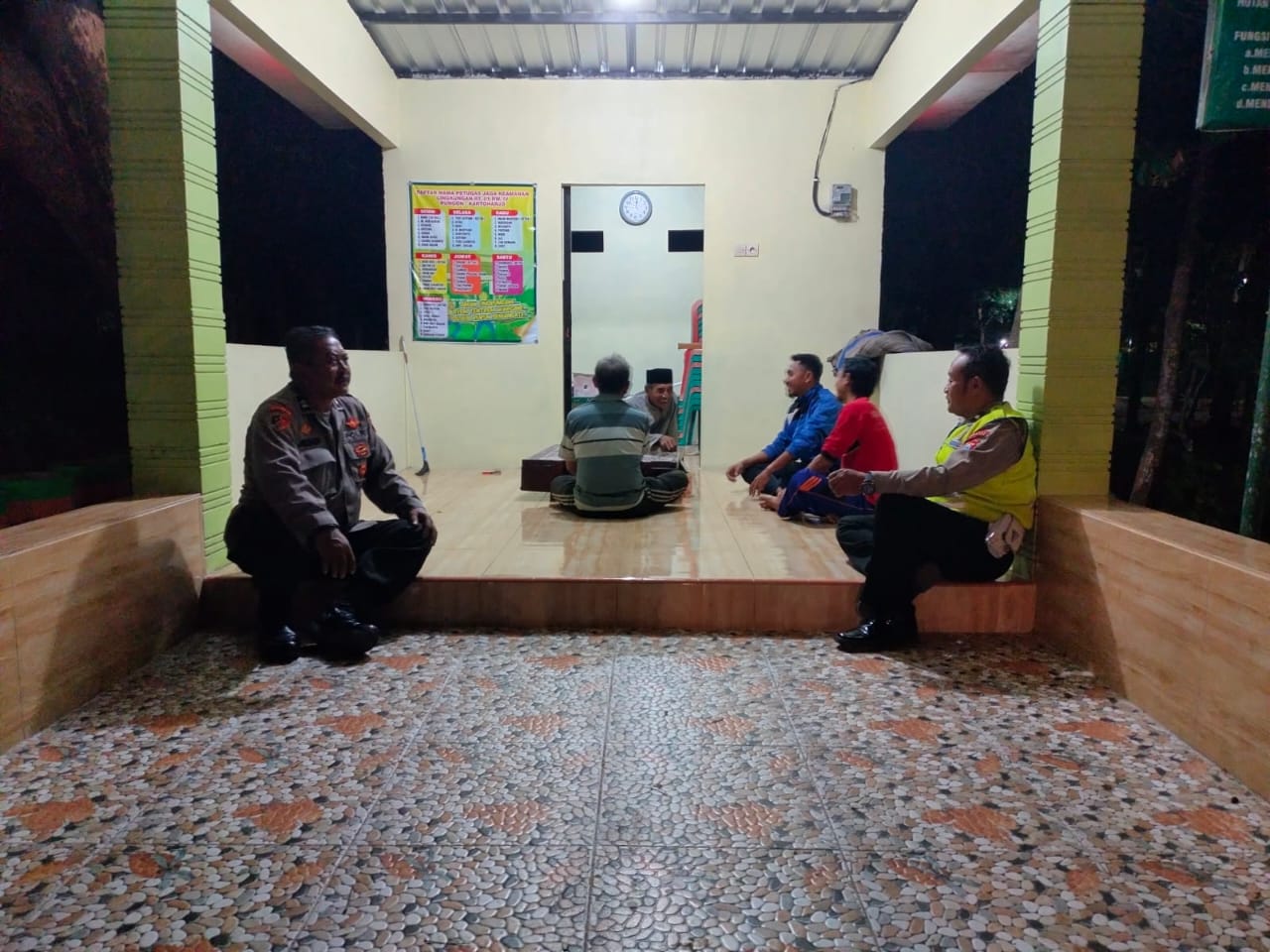 Polsek Nganjuk Kota Gelar Patroli Kamtibmas: Meningkatkan Silaturahmi dan Menyerap Aspirasi Masyarakat