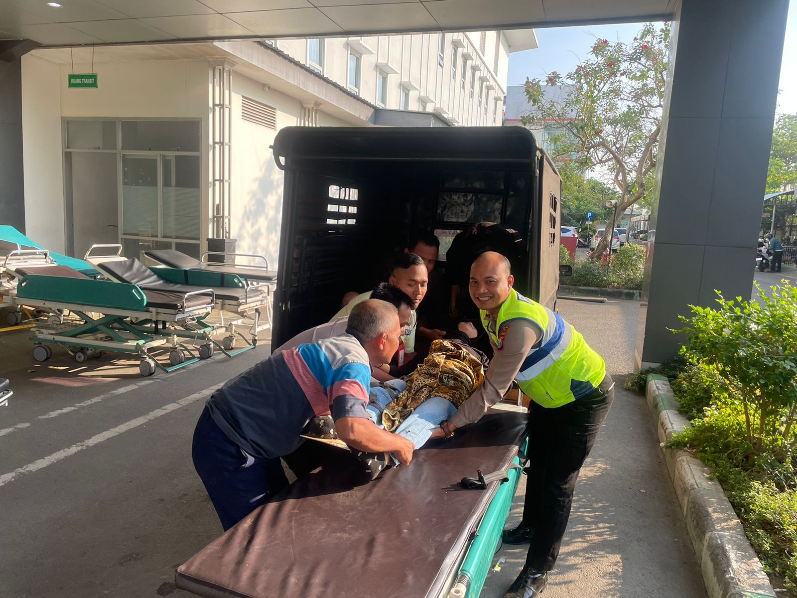 Piket Lantas Polsek Warujayeng Evakuasi Korban Kecelakaan ke RSD Kertosono