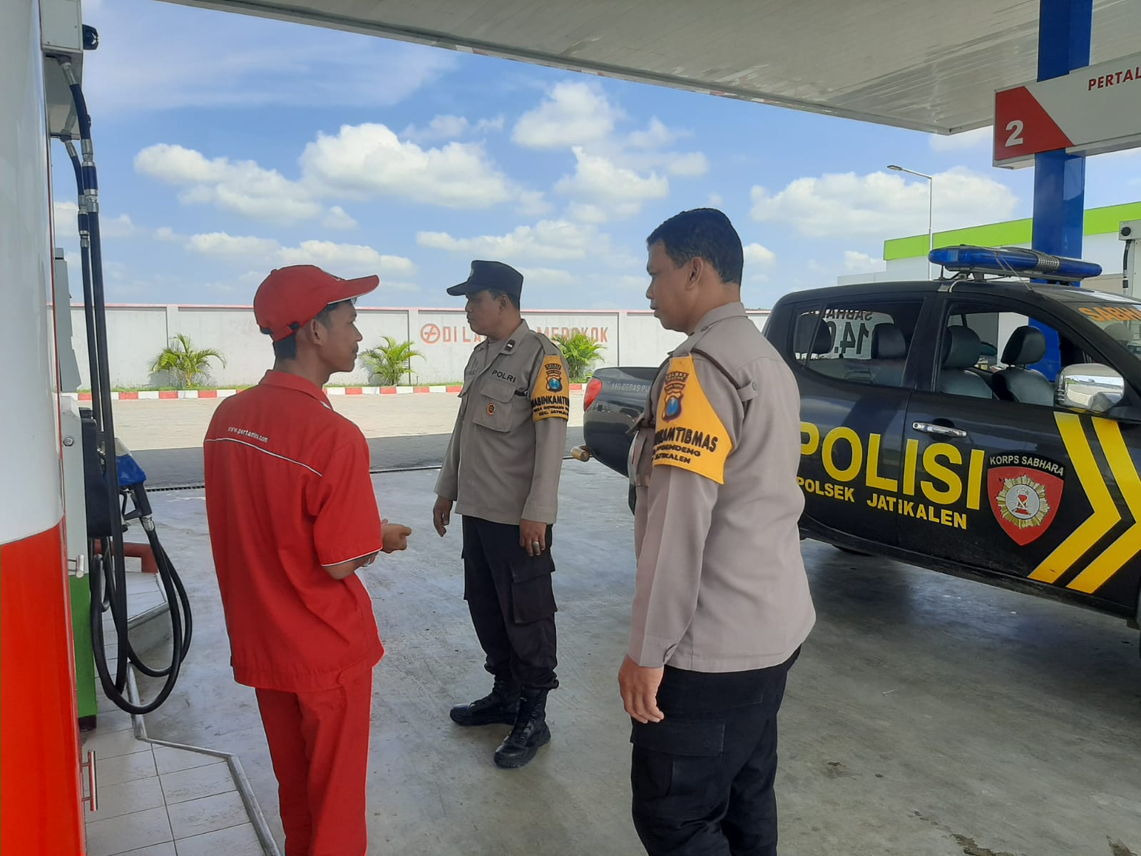 Polsek Jatikalen Intensifkan Patroli Dialogis ke SPBU untuk Ciptakan Suasana Kamtibmas yang Kondusif