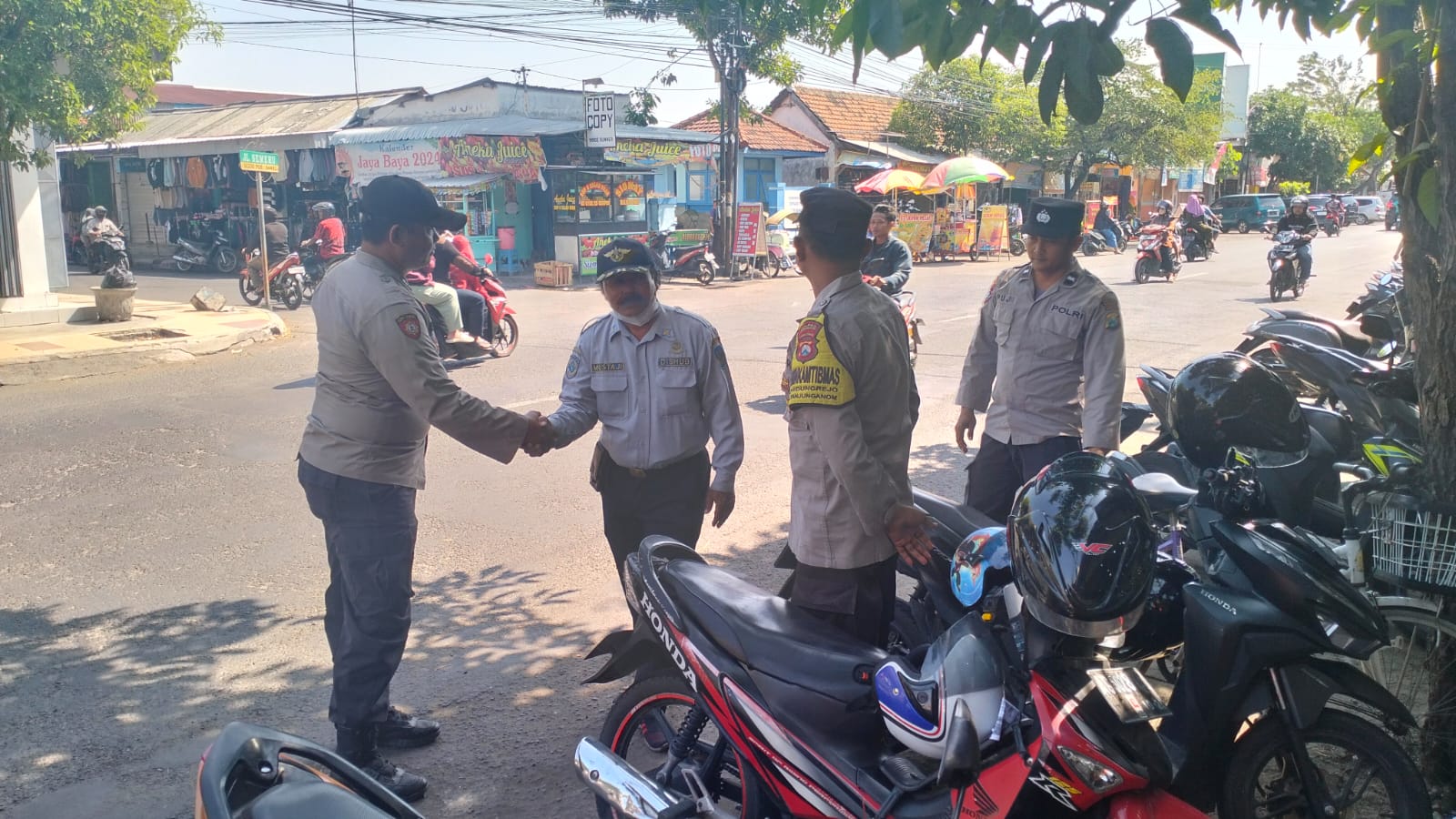 Cegah Curanmor, Patroli Polsek Warujayeng Ingatkan Petugas Parkir Pasar