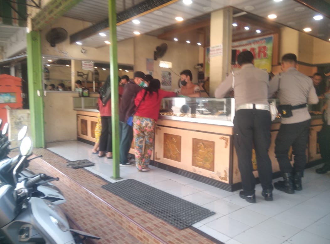 Patroli Samapta Polsek Kertosono Berikan Himbauan Kamtibmas Saat Patroli Toko Emas