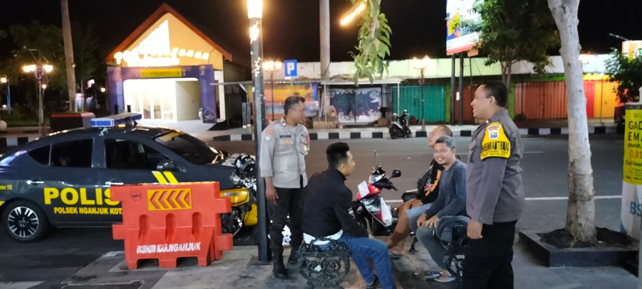Patroli Malam Hari, Polsek Nganjuk Kota Himbau Pemuda Untuk Tidak Terlibat Tindak Kriminal
