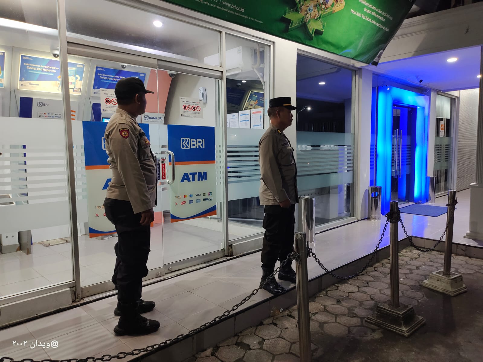 Beri Kenyamanan Masyarakat Saat Transaksi Malam Hari, Polsek Warujayeng Patroli Mesin ATM