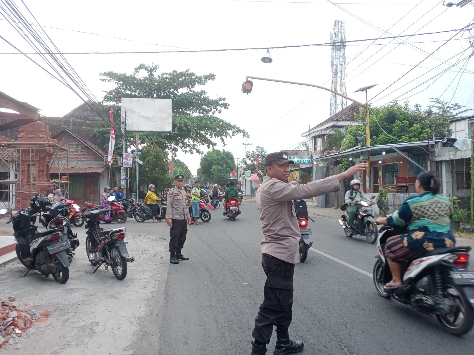 Giat Gaktur Pagi Polsek Kertosono Bantu Penyeberangan Masyarakat