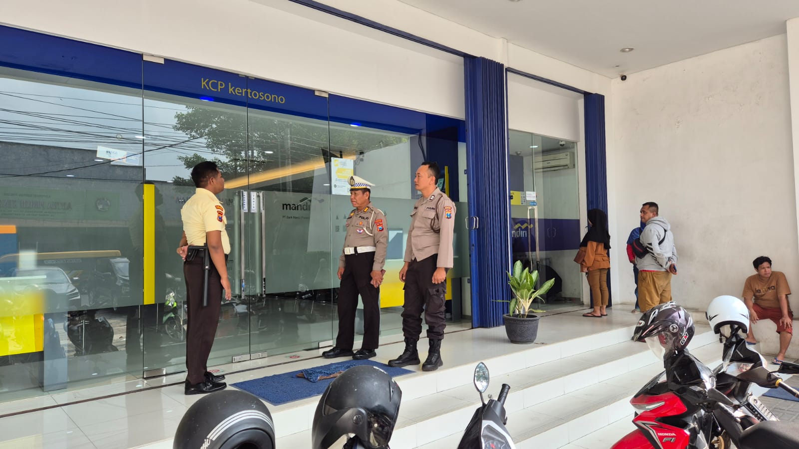 Polsek Kertosono Berikan Himbauan Kamtibmas saat Patroli Perbankan