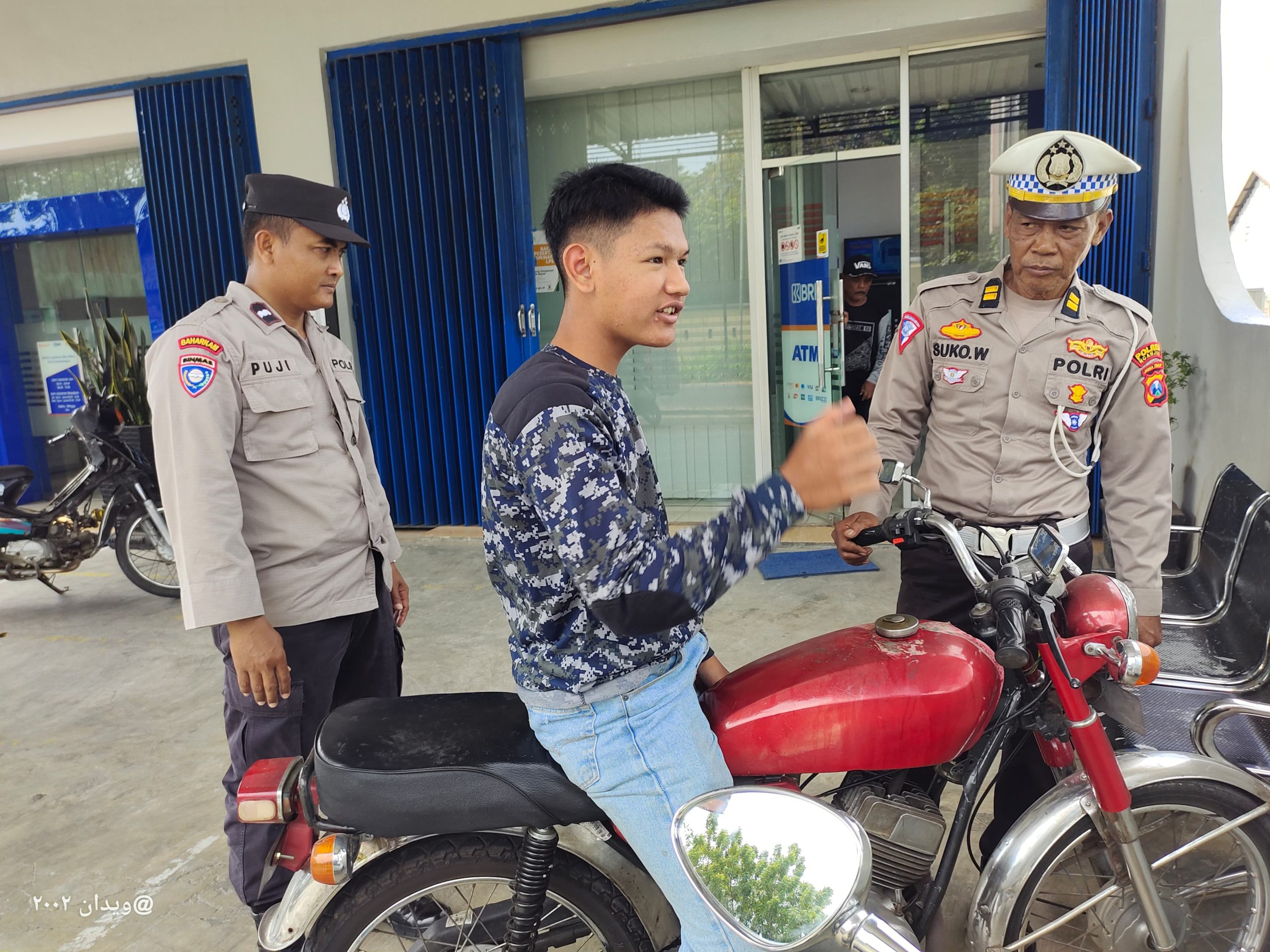 Panit Lantas Polsek Warujayeng Berikan Teguran Simpatik kepada Pengguna Jalan
