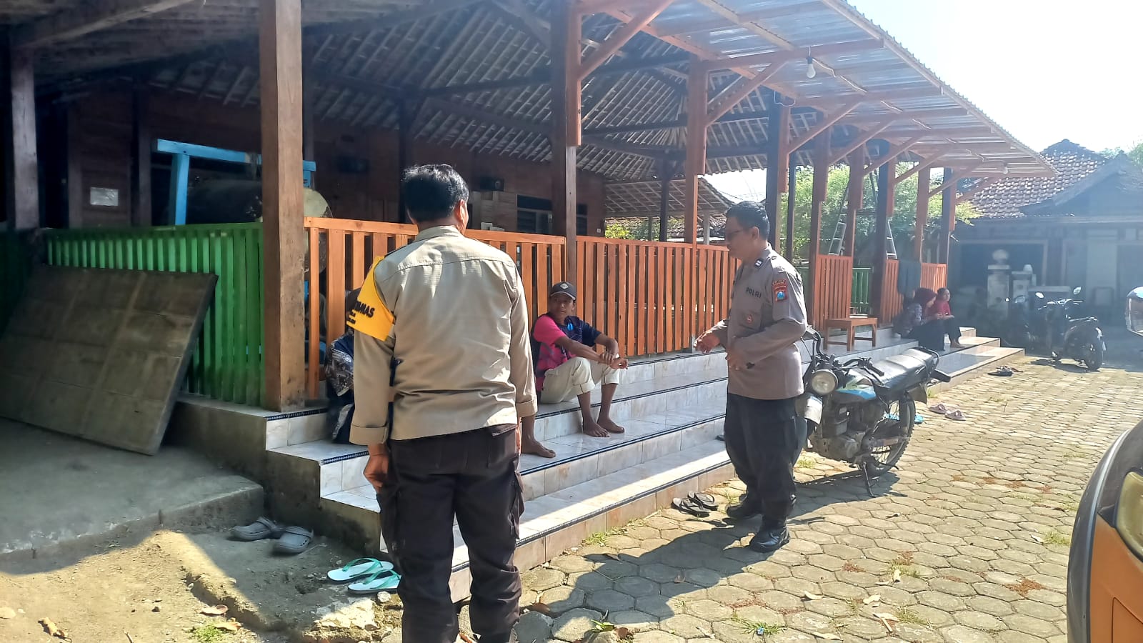 Patroli Dialogis Bhabinkamtibmas Polsek Jatikalen Berikan Himbauan Terkait Kamtibmas