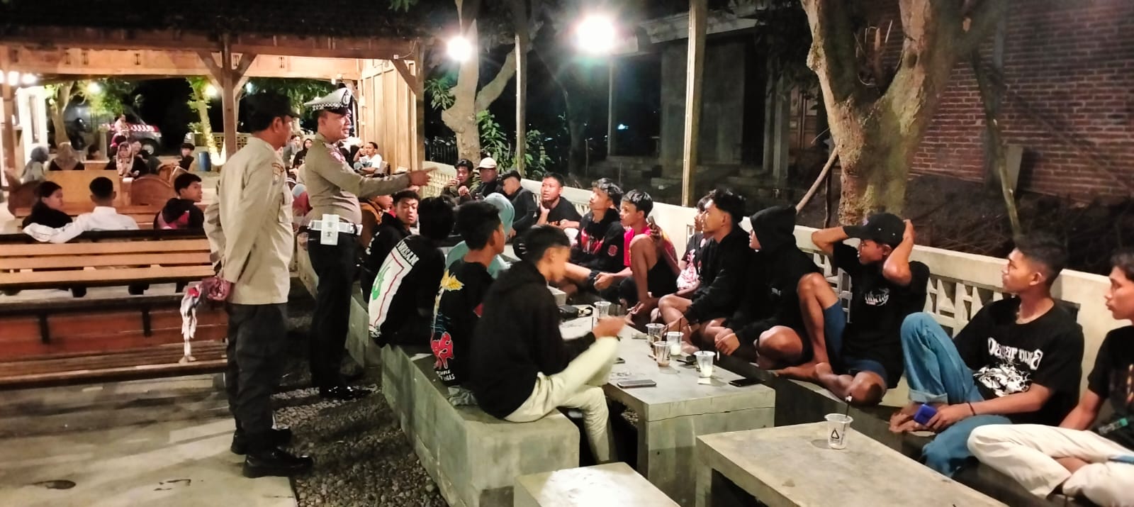 Petugas Polsek Warujayeng Sapa Pengunjung Warung ciptakan Kamtibmas Kondusif