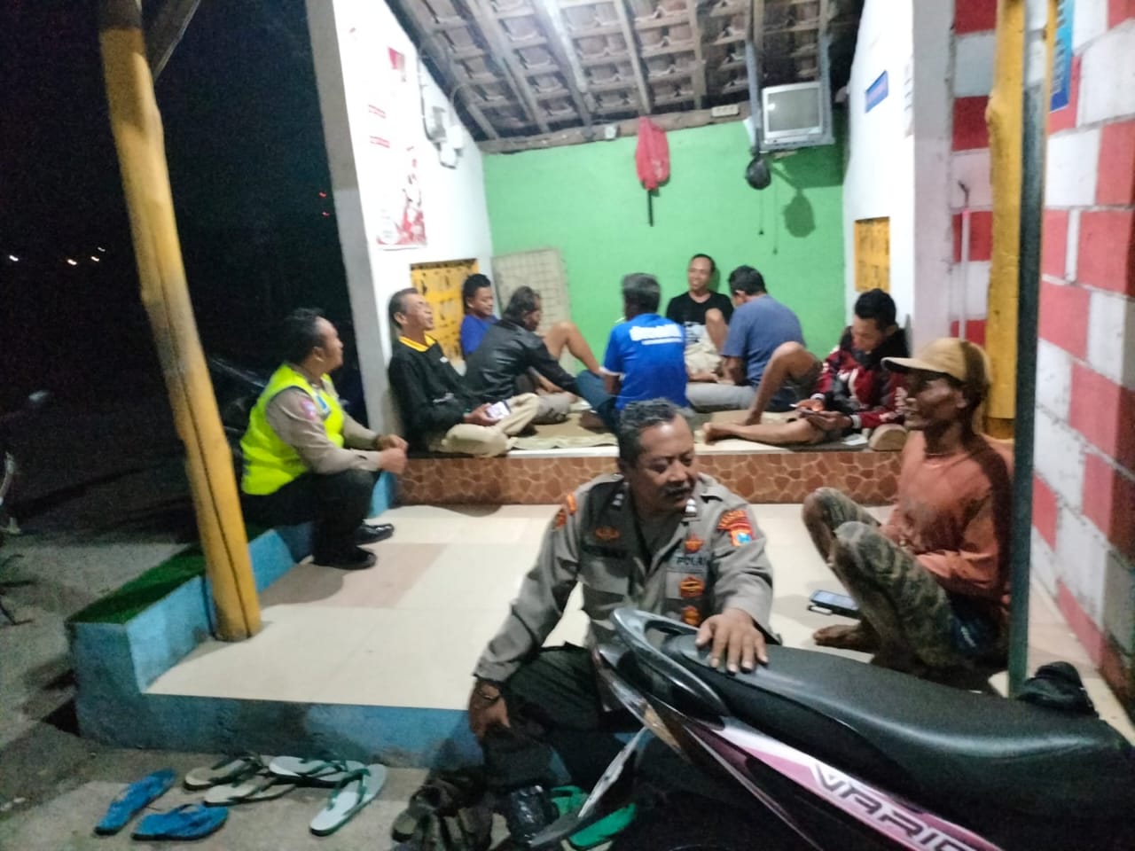 Cangkrukan Kamtibmas Regu Patroli Polsek Nganjuk Kota Berikan Himbauan dan Jalin Silaturahmi Dengan Seluruh Elemen Masyarakat di Poskamling
