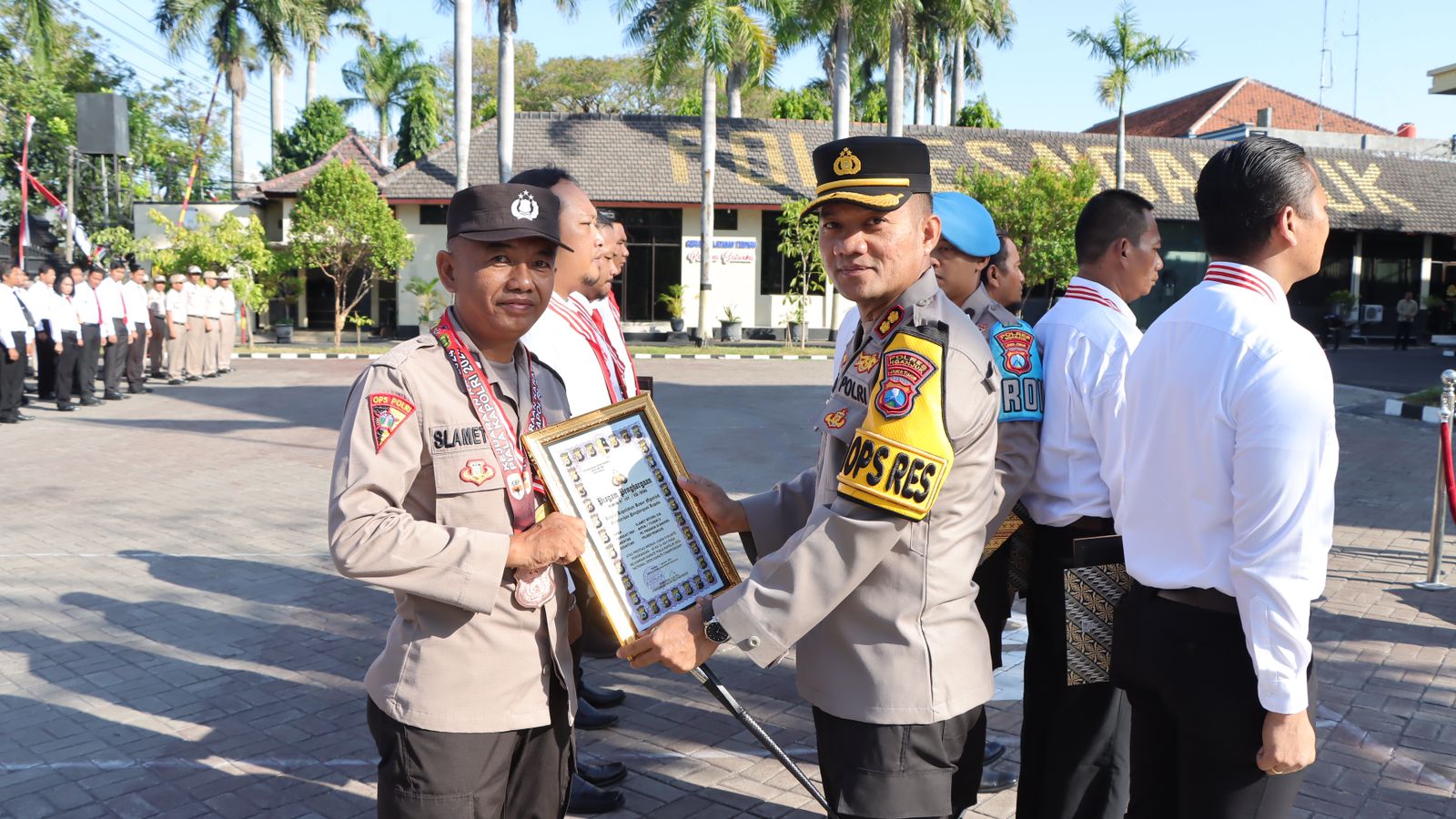 Kapolres Apresiasi Prestasi 11 Anggota Polres Nganjuk dengan Beri Piagam Penghargaan