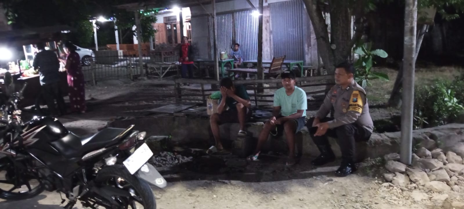 Brikan Rasa Aman, Polsek Jatikalen Gelar Patroli Dialogis dengan Pemuda Di Malam Hari