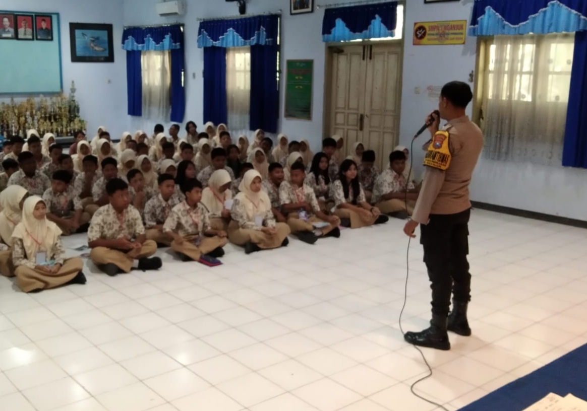 Bhabinkamtibmas Polsek Nganjuk Kota Berikan Penyuluhan Kenakalan Remaja di SMP N 1 Nganjuk