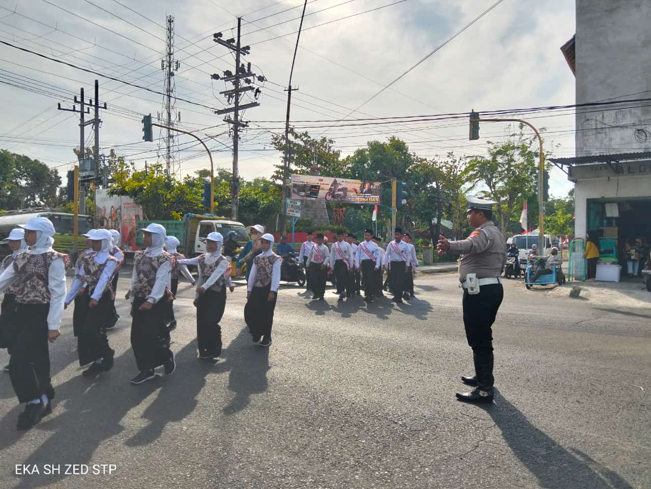 Polsek Warujayeng Lakukan Pengamanan Gerak Jalan HUT RI Ke-79 Tingkat SD/MI