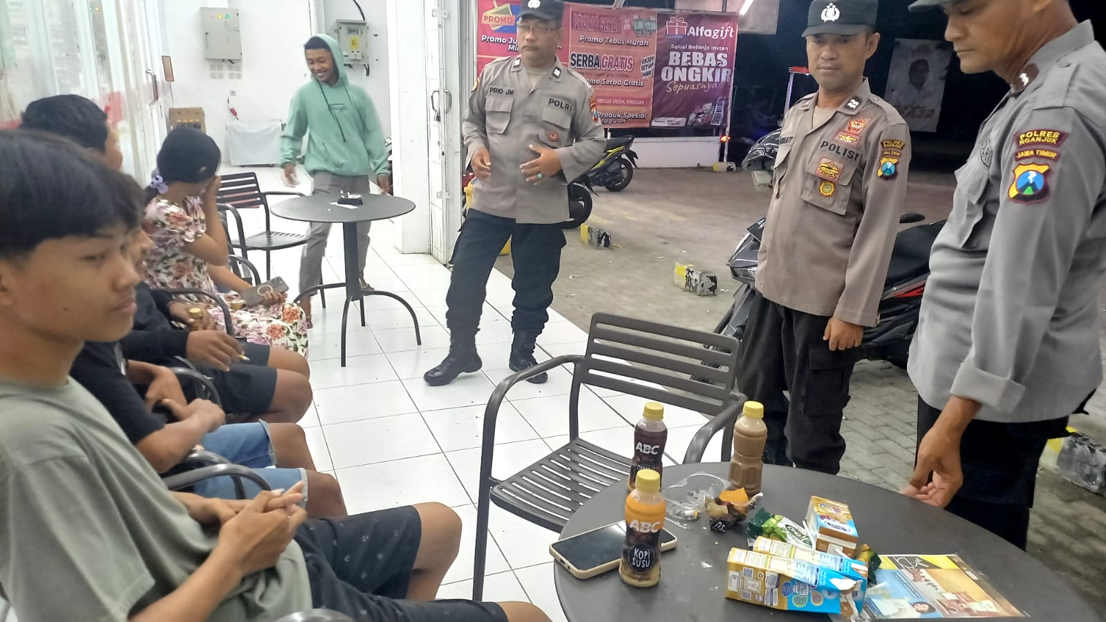 Patroli dialogis kepada Pengunjung Alwi Mart di Desa Ngasem antisipasi gangguan kamtibmas