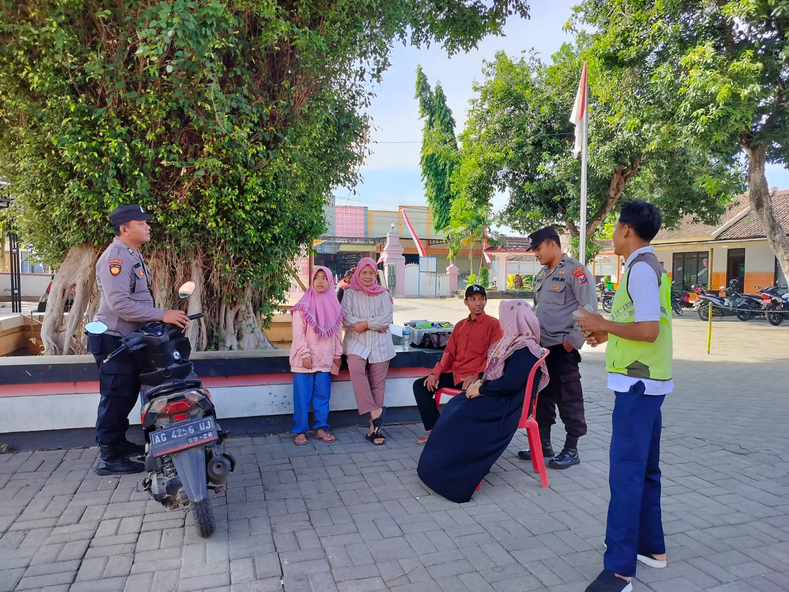 Patroli Polsek Warujayeng Sapa Warga, Ajak Ciptakan Pilkada Nganjuk Aman dan Damai