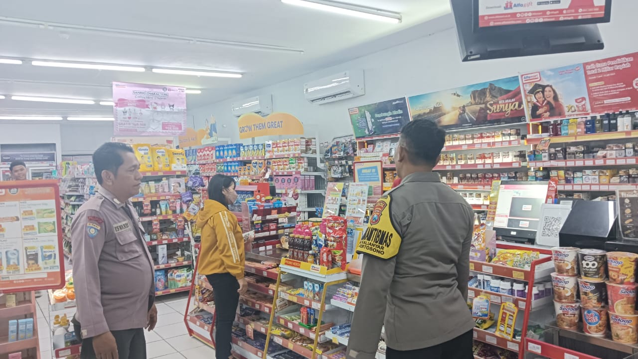 Personil Polsek Kertosono Berikan Himbauan Kamtibmas saat Patroli di Toko Swalayan