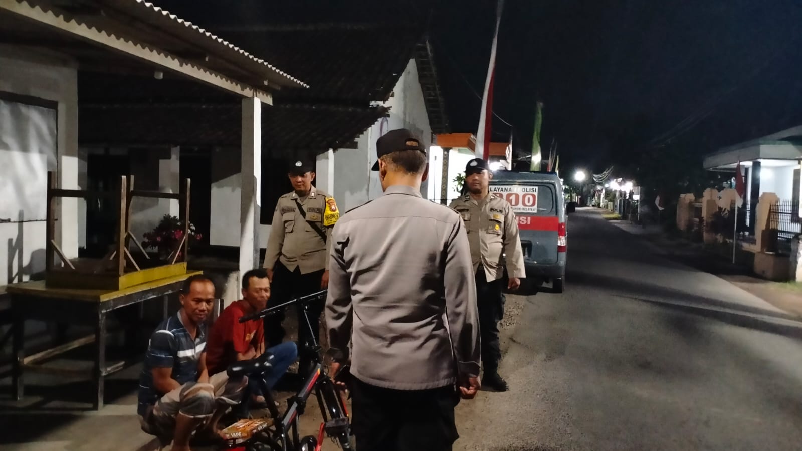 Cegah Gangguan Keamanan Saat Malam Hari, Polsek Warujayeng Gencar Patroli Pemukiman
