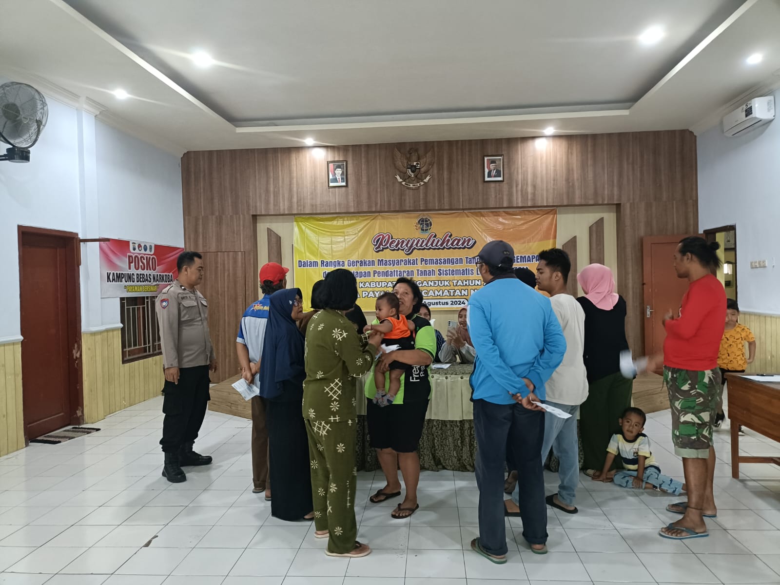 Bhabinkamtibmas Polsek Nganjuk Kota Melaksanakan Asistensi Penerimaan Bantuan Pangan Beras 10 Kg